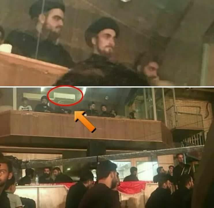 در تصویر منتشر شده از احمد خمینی، وی در حال تماشای عزاداری از جایگاه ویژه، پشت شیشه و احتمالا زیر باد کولر است!