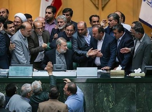مجلس دهم از آزمون فعلی سربلند بیرون خواهد آمد؟/ هزینه‌هایی که هیئت رئیسه برای نظام می‌تراشد