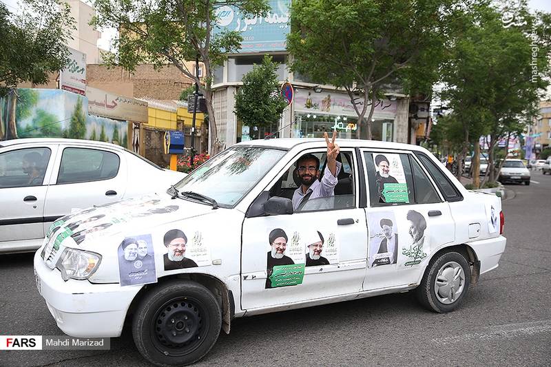 عکس/ تبلیغ رئیسی با پراید!