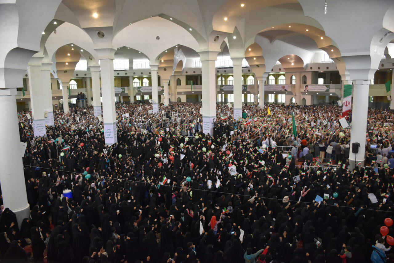 روحانی در ورزشگاه آزادی قم فیتیله پیچ شد / بتنریزی مردم قم بر دولت شعار و تکذیب/ استقبال 100 هزار نفری از رئیسی در قم + تصاویر