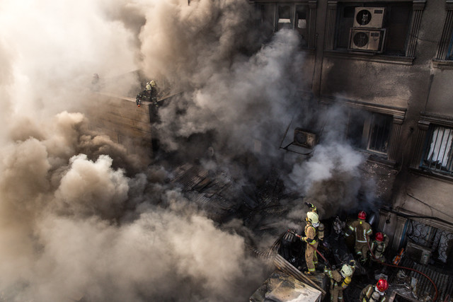 آخرین خبر از جزئیات آتش سنگین پاساژ رضوان اهواز/ امکان دسترسی به داخل پاساژ وجود ندارد/ انتقال 5 آتش‌نشان به بیمارستان