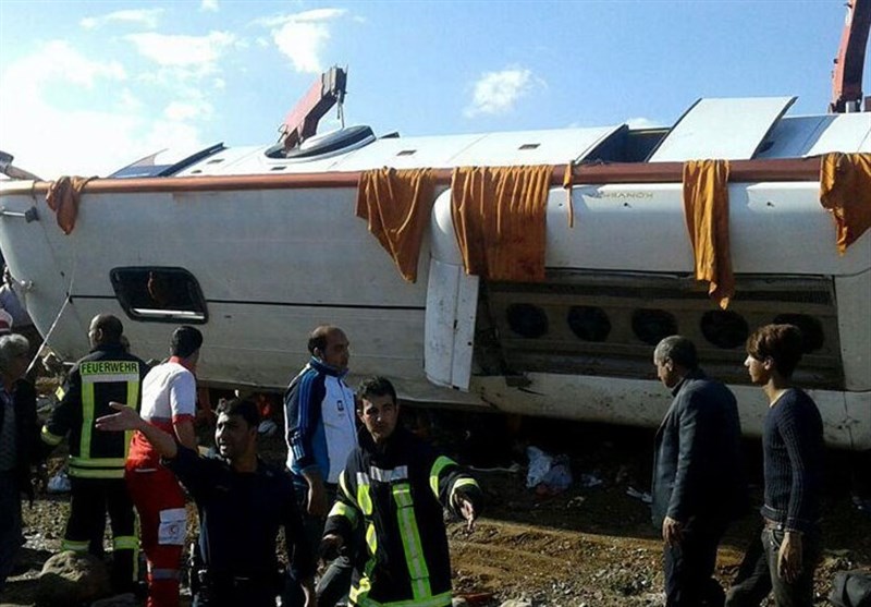 واژگونی اتوبوس در محور شیراز ـ مرودشت ۲۱ مصدوم برجای گذاشت 