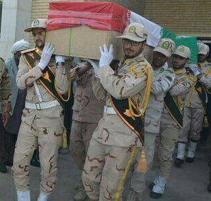 عکس/ حضور فرمانده مرزبانی کشور بر پیکر شهدای مرزبانی در زاهدان