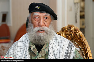 چریکی که روی بنی صدر اسلحه کشید + عکس