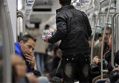 راهروهای زیرزمینی تهران در قرق دستفروشها و گداها