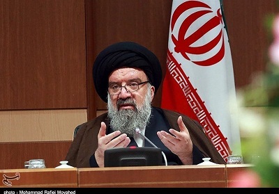 سلفی نمایندگان مجلس با یک بیگانه، زیرپا گذاشتن ارزش‌های انقلاب بود 