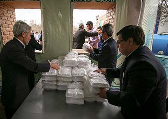 خدام بارگاه رضوی به یاری حادثه دیدگان تصادف زنجیرهای محور مشهد- نیشابور شتافتند