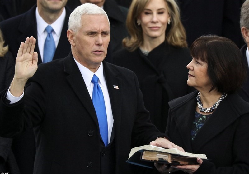 معاون ترامپ دستبه دامن وکیل خصوصی شد