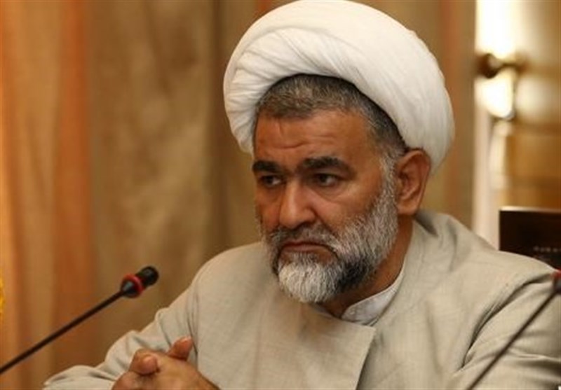 افراد دوتابعیتی و دارای گرینکارت باید از دولت کنار گذاشته شوند