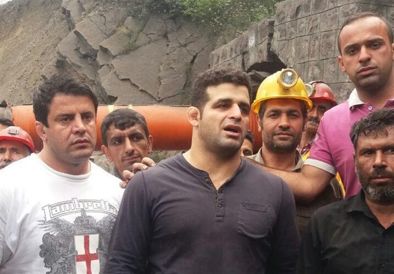قاسم رضایی قهرمان المپیک وارد محل حادثه معدن آزادشهر شد+ تصاویر