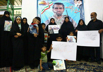 خانوادههای شهدای مدافع حرم در امامزاده عبدالله گرگان تحصن میکنند