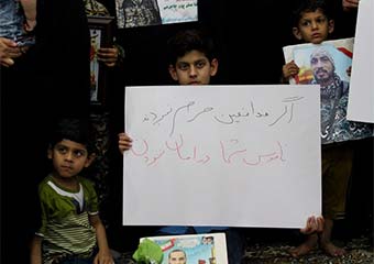 کرباسچی پاسخ فرزندان شهدای مدافع حرم را بدهد/ نباید این افراد پشت تریبون انقلاب حاضر شوند