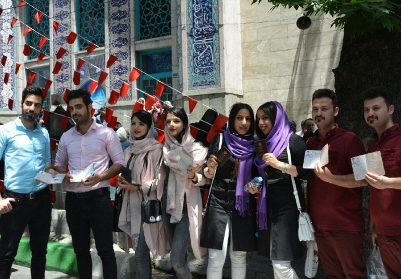 دوقلوها در صف رای‌دهندگان+عکس