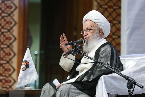 آیت‌الله مکارم‌شیرازی: برخی از بانک‌ها هنوز به رباخواری ادامه می‌دهند