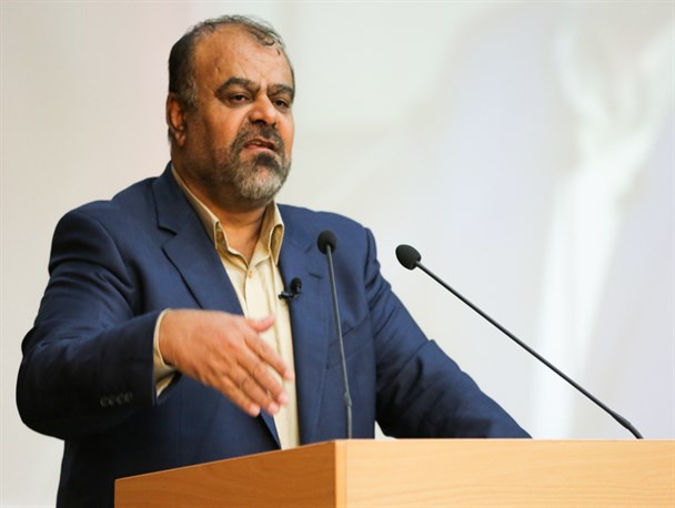 بگویید چند نفر از اعضای کابینه در هیئت مدیره شرکتهای دولتی و خصوصی عضویت دارند؟/چرا مدیران نجومی را اخراج نمیکنید؟/ اقتصاد ما سیاسی شده است