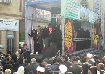 تصاویر/ ارادت قلبی شیعه و سنی بندرترکمن به درب حرم امامین جوادین(ع)