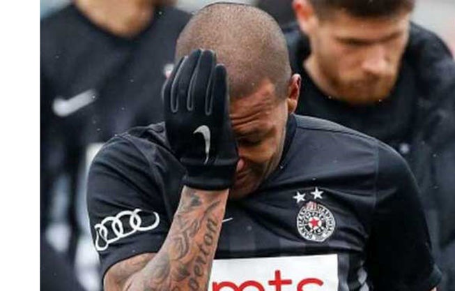 اشک های بازیکن برزیلی به خاطر شعار های نژاد پرستانه +عکس