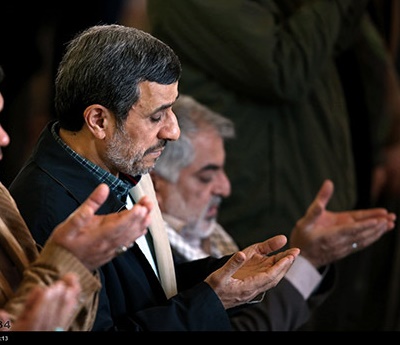 عکس/ احمدی‌نژاد  و جانباز معروف در آخرین نمازجمعه سال 94 