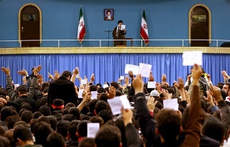  بازخوانی/ رهبرانقلاب : کسی مصدّق را نمی شناخت/مرحوم آیةاللَّه کاشانی وارد میدان شد