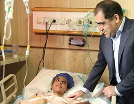 عیادت های گزینشی وزیر بهداشت، حضور مستمر در رسانه ها و برنامه های بی ارتباط با حوزه کاری تمامی ندارد