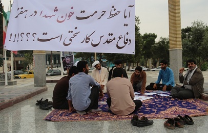 تصاویر/ همراهی جمعی از طلاب و جوانان با جانباز متحصن معترض به برگزاری کنسرت در هفته دفاع مقدس