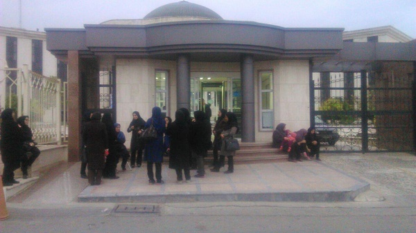 تحصن شبانه مربیان پیش دبستانی مقابل استانداری + تصاویر