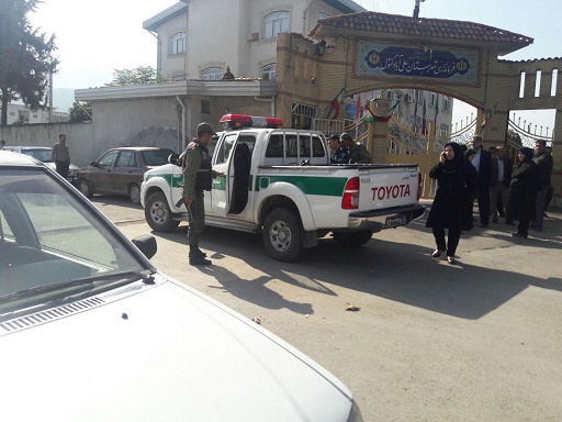 حاشیه های تجمع مردم در مقابل فرمانداری علی آباد کتول/مسئول جهادکشاورزی علی آباد بازداشت شد/چرا خانه ي صاحب منصب تخريب نميشود؟