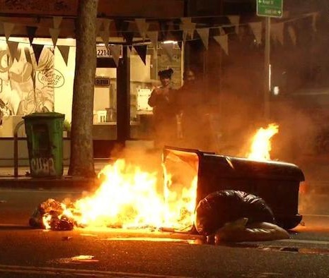 عکس/ وقوع آشوب و اعتراض های حامیان هیلاری کلینتون در اوکلند امریکا