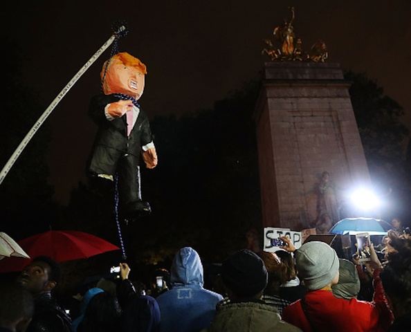 طرفداران کلینتون قادر به هضم نتایج انتخابات نیستند معترضان ضدترامپ در سراسر آمریکا:«رییس جمهور ما نیستی!»+عکس