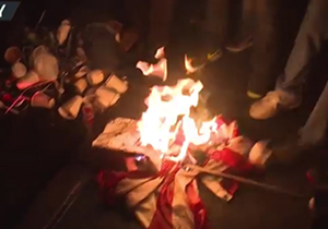 وقتی پرچم آمریکاییها توسط خودشان به آتش کشیده میشود + فیلم