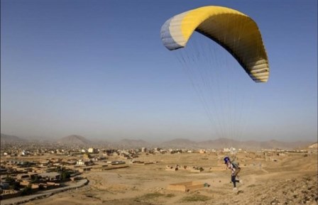 سقوط پاراگلایدر به مصدومیت خلبان زن منجر شد