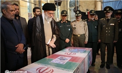 حضور رهبر انقلاب در کنار پیکر مطهر شهید حججی