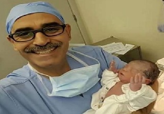 نوزادی‌ که لحظه افطار دست به دعا به دنیا آمد!+ عکس