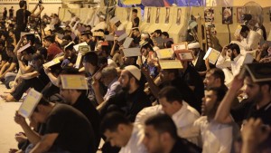 برگزاری مراسم شب قدر از سوی معترضان بحرینی مقابل منزل آیت الله عیسی قاسم+ تصاویر