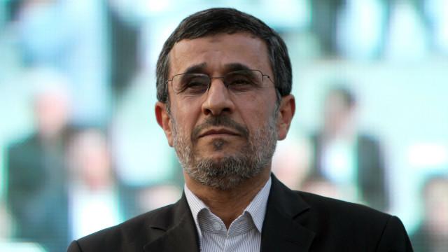 ضیافت افطار احمدی نژاد با حضور برخی شخصیت های فرهنگی هنری 