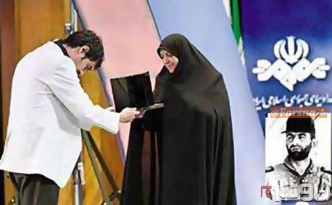  عکس و فیلم/ وقتی شهاب حسینی جایزه‌اش را به همسر شهید بابایی تقدیم كرد 