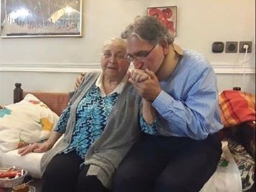 عکس بوسه عنصر خودفروخته وطن فروش بر دستان فروغ تاجبخش