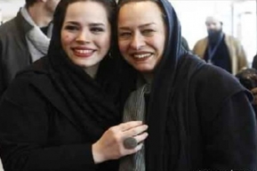 واکنش کاربران به اقدام زشت شریفی نیا /  بی حرمتی «ملیکا شریفی نیا»به مادرش+عکس