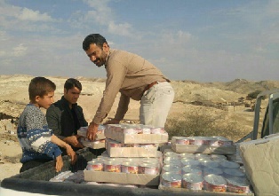 عکس/ توزیع کنسرو مرغ رایگان دولتی در خوزستان در آستانه انتخابات ریاست جمهوری!