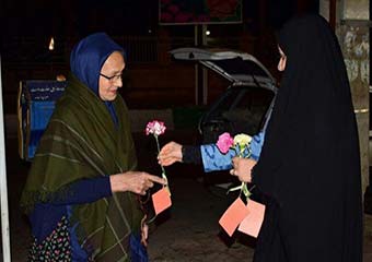 تصاویر/ اهداء گل به مردم بندرترکمن توسط جوانان بالاجاده کردکوی