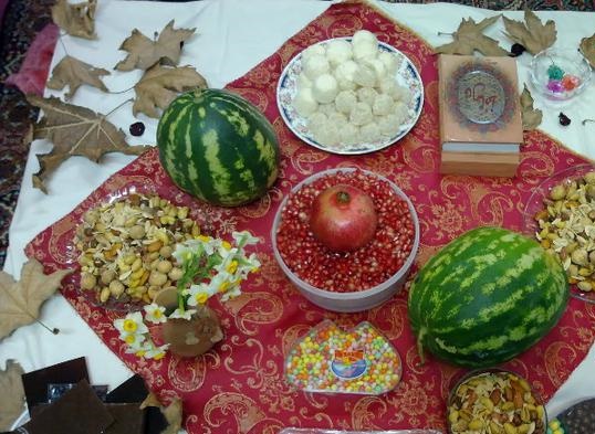 یلدا چه چیزی را به ذهن متبادر می کند؟/ رنگارنگی سفره یلدا به مدد پول نفت و واردات میوههای رنگارنگ