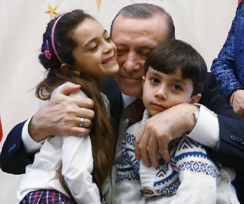 اردغان بی رحم در نقش همدردی با مردم سوریه!+ تصاویر