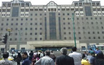 تجمع جمعی از بازنشستگان تامین اجتماعی سراسر کشور مقابل مجلس+عکس