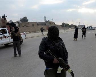 داعش 12 تن از ارتشی و پلیس سنی را تیرباران کرد