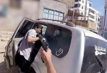 لحظه ترور افسر یمنی توسط داعش+تصاویر