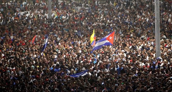 عکس/ مراسم تشییع فیدل کاسترو همراه با شبکه خبری وعده صادق منبع: