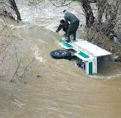 غرق شدن خودروی ناجا+عکس