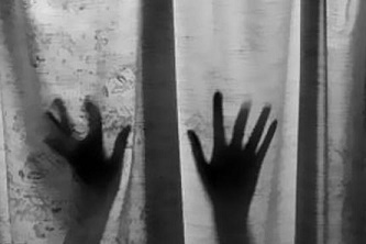 معلم برهنه در مدرسه قصد تجاوز به یک دانش آموز را داشت! 