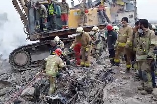 تصاویر | فضای پلاسکو پس از کشف دو شهید آتشنشان دیگر | لحظهای سخت برای آتشنشانان