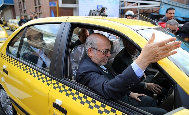 وزیری که تاکسی سوار می‌شود! +عکس 